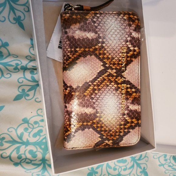 Dooney and Bourke zip wallet - Picture 1 of 1